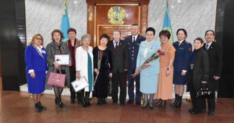 Алматы облысының полицейлері аналар мен аруларға "ерекше" құттықтау жасады