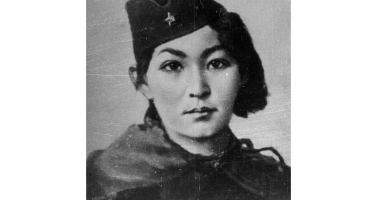 Әлия Молдағұлова өмірбаяны және майдандағы ерлігі