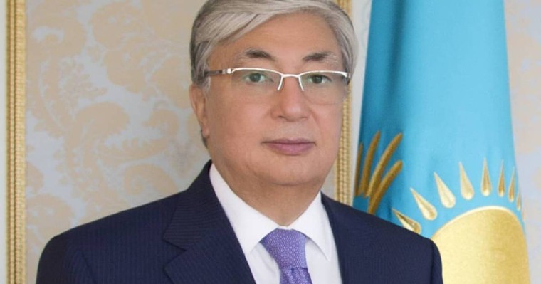 托卡耶夫祝贺雪豹队获得总统杯国际冰球邀请赛冠军