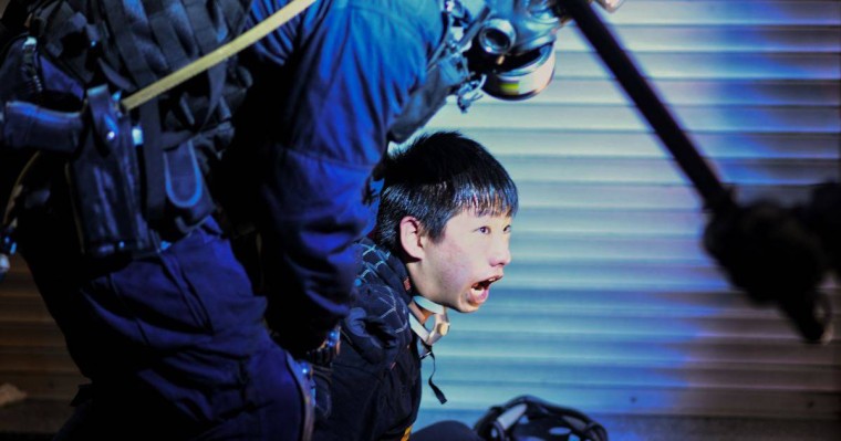 Гонконг полициясы наразыларға жас ағызатын газ шашты