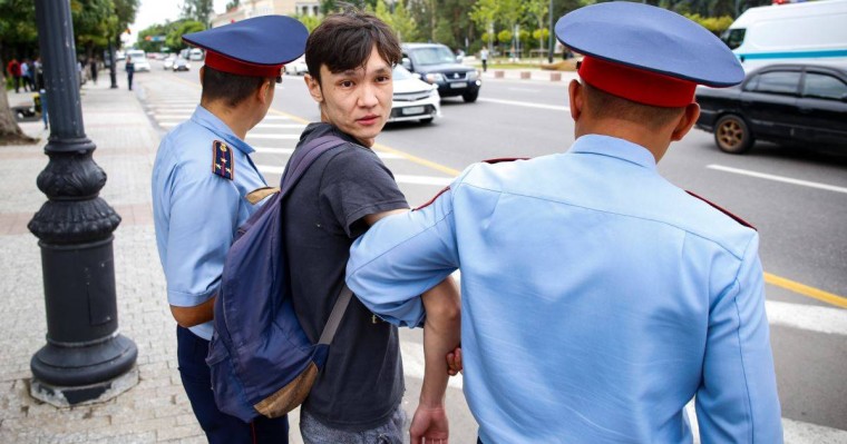 Алматыда ескі алаң маңында полиция бірнеше адамды ұстады