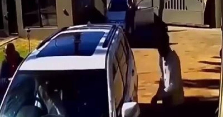 Әйел өзіне шабуылдаған 4 қарулы жігіттің бетін қайтарып, көлікпен қуды (ВИДЕО)