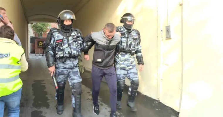 ОМОН жасақтары серуендеп жүрген азаматтарды ұстады