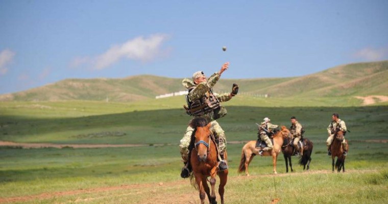 国际军事竞赛：哈萨克斯坦代表队获“马术”项目赛事第二名