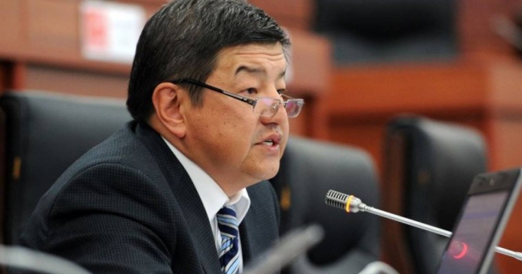 Қырғыз депутаты жағымсыз жаңалықтарды орыс және ағылшын тілдерінде шығармау керектігін ұсынды