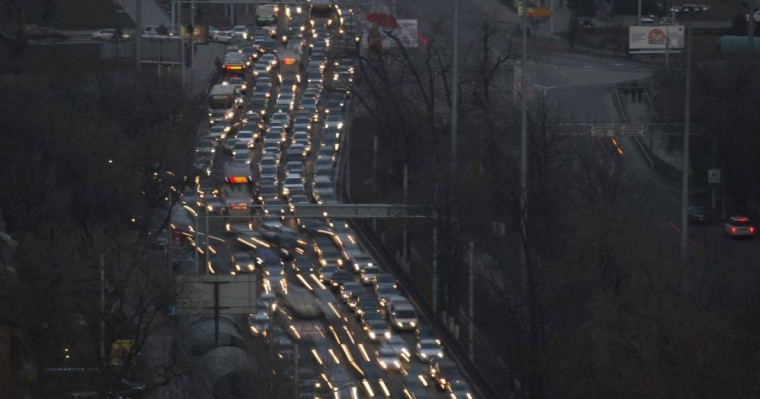 Алматыда баласын жетектеген әйелді көлік қағып кетті, полиция іс қозғады