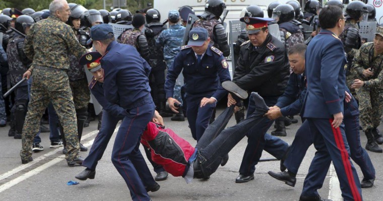 Министрлік наразылық кезінде үш полиция зардап шеккенін хабарлады