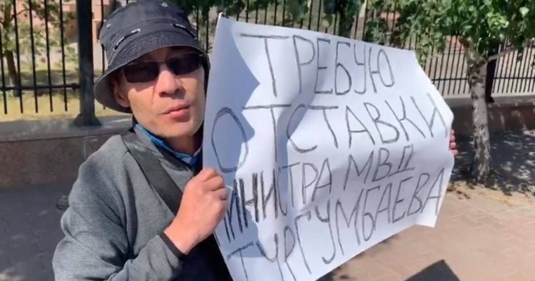 Нұр-Сұлтан тұрғыны полиция алған көлігін пикетке шығып қайтарды