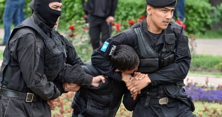 Алматыда полиция сайлауға қарсы шыққандарды қалай ұстады?