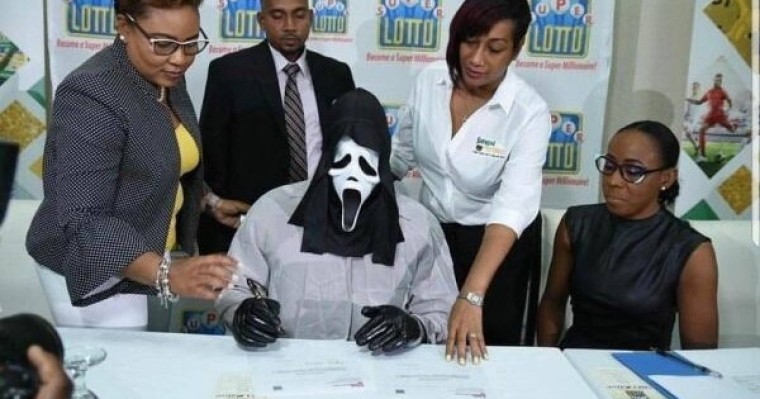 Лотереядан 158 миллион доолар ұтып алған жігіт жүлдесін алуға маскамен келген