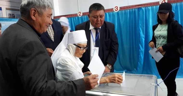 最年长的选民：104岁阿克托别老奶奶参加总统大选投票