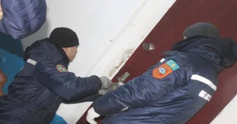 Анасы егіздерді пәтерде қалдырып, шығып кеткен