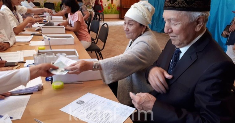 迪玛希祖父母在阿克托别投票