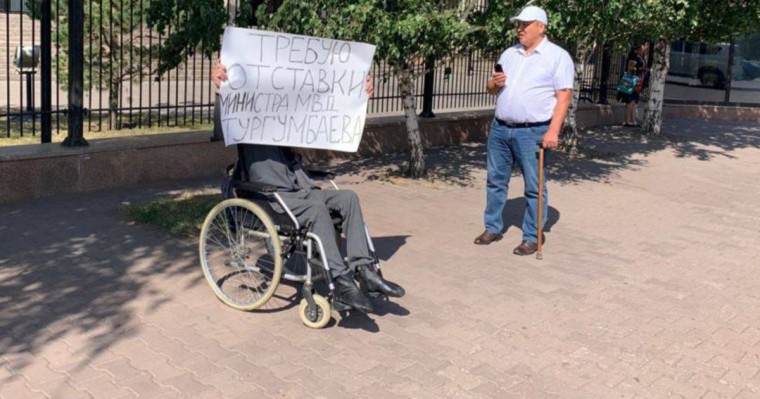 Нұр-Сұлтан тұрғыны ішкі істер министрі отставкасын талап етіп, пикетке шықты