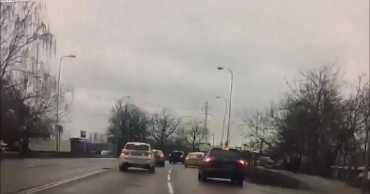 Видеошок: Көлікпен қашпақ болған ұры екінші көліктің үстіне мініп кеткен