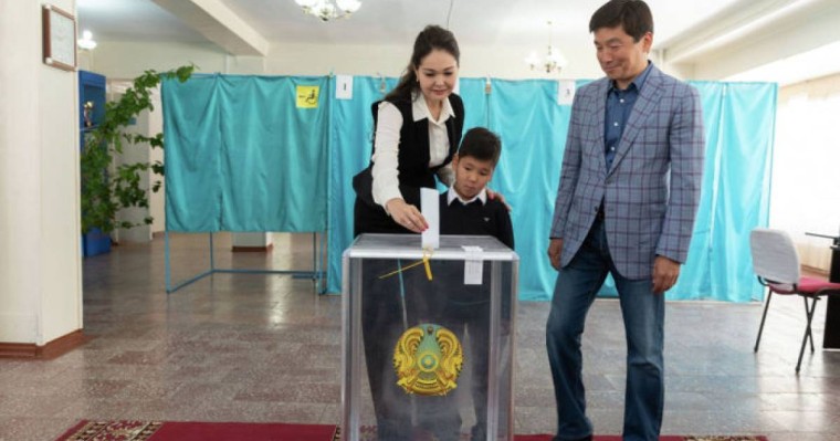 Бауыржан Байбек дауыс беруге ұлымен бірге барды