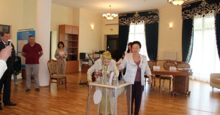 Бішкекте 102 жастағы Қазақстанның халық әртісі дауыс берді