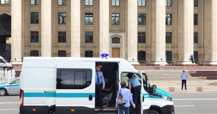 Ондаған азаматтың ұсталуына куә болған Азаттық тілшісін полиция ұстап әкетті