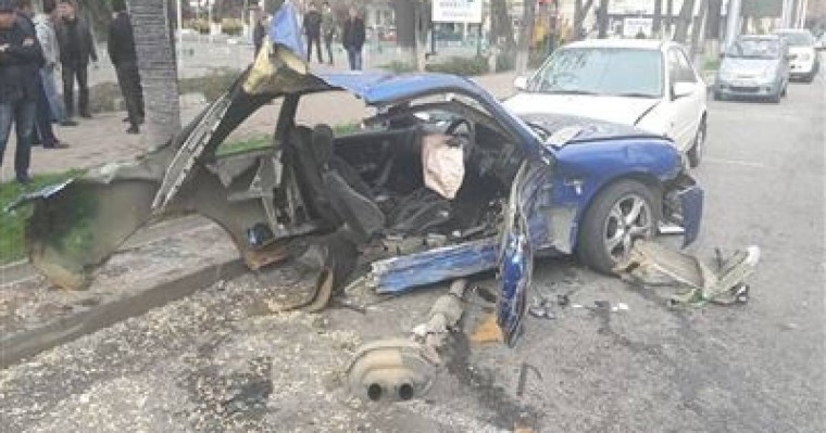 Алматыдағы жантүршігерлік жол апаты: көлік екіге бөлініп қалды