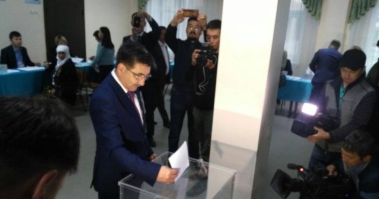 Кандидат Жамбыл Ахметбеков дауыс беруге отбасымен келді