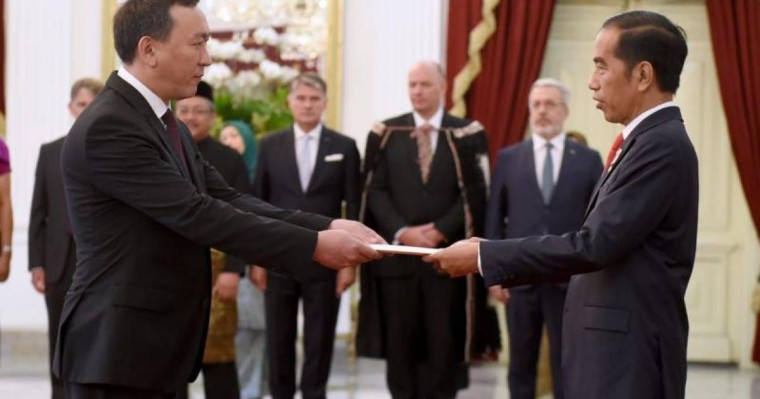 哈萨克斯坦大使向印尼总统递交国书