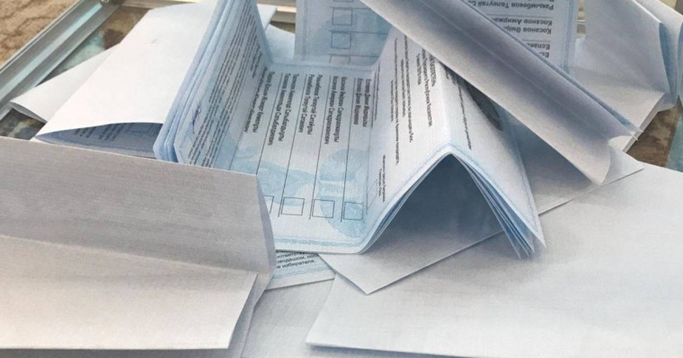 Азаттық тілшісі жәшікте бірге бүктелген бес бюллетень жатқанын көрді