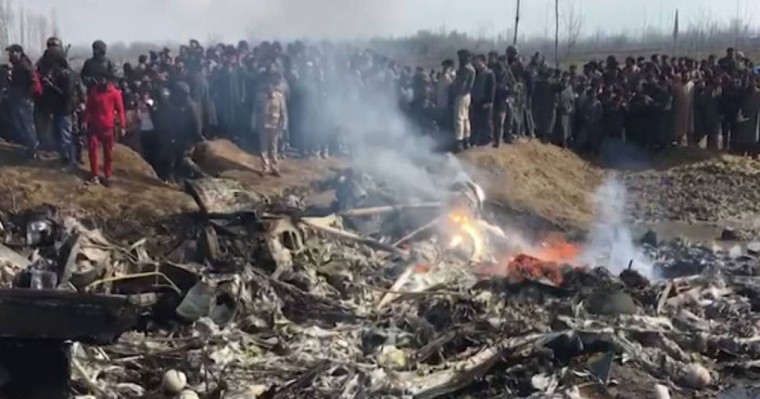 Желіде Пәкістан атып түсірген үнді ұшағы құлаған жерден видео жарияланды