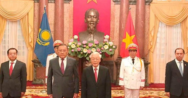 哈萨克斯坦大使向越南国家主席递交国书