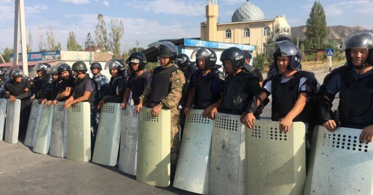 Полицейлер Атамбаевтың Кой-Таштағы үйін қоршауға алды