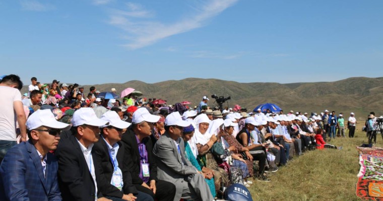 中国塔城哈萨克人举办阿依特斯弹唱大会