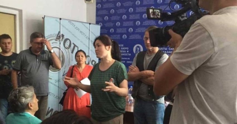 Алматыда көпбалалы аналар автокөліктерге жеңілдік талап етті