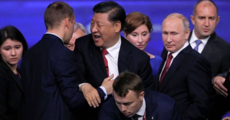 Сахнадан құлап бара жатқан Қытай төрағасын Путиннің күзетшілері ұстап қалды – видео