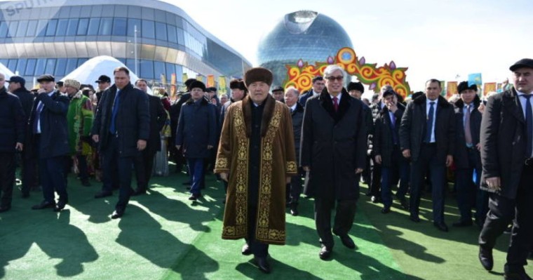 Назарбаев Наурыз мейрамына алтын түстес шапан мен бөрік киіп келді – фото