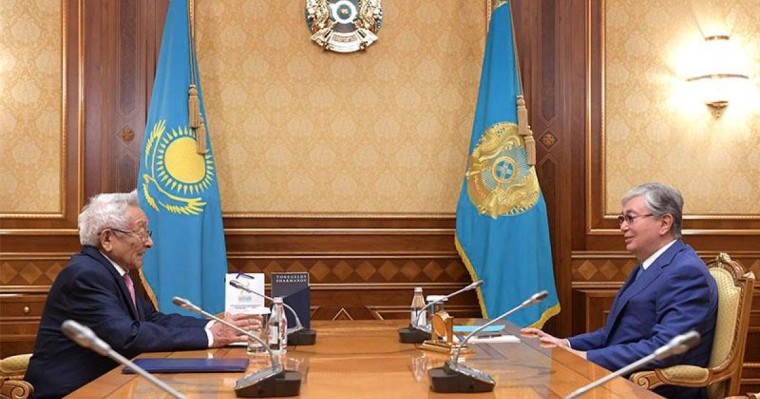 托卡耶夫总统会见沙尔马诺夫院士