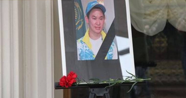 Ішкі істер министрі Денис Тенді қайтыс болғаннан кейін марапаттады