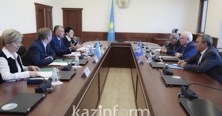 中选委主席会见独联体观察员团成员