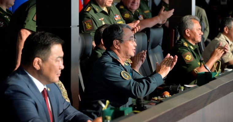 Тоқаев Арыстағы жарылысқа байланысты экс-министрді Қарулы күштер қатарынан шығарды