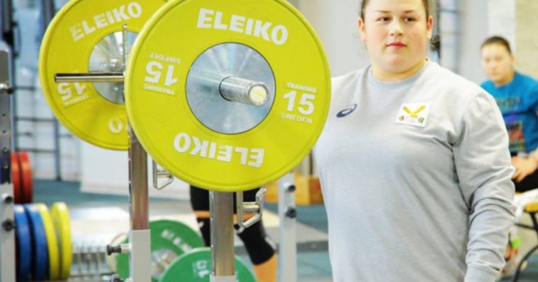 举重世青赛：哈萨克斯坦选手摘得金牌