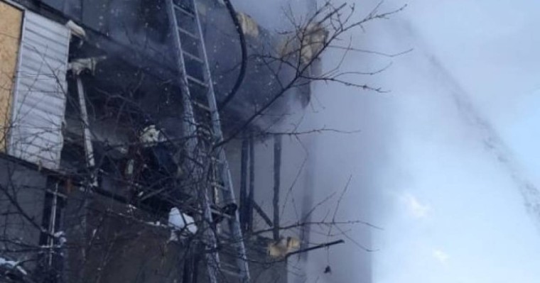 Алматы облысында тұрғын үйдің үш қабатында орналасқан балкондар өртенді