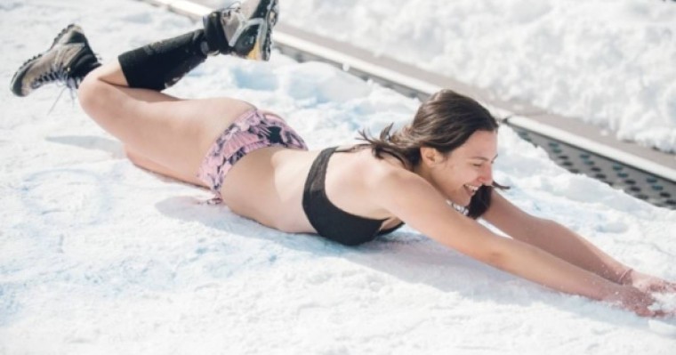 ​«Бикини аруы» сайысына қатысушылар шаңғымен жарысты