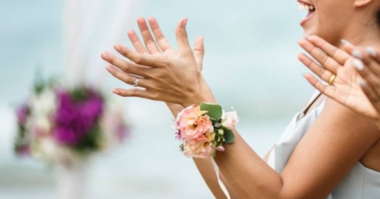 ​Қалыңдық тойында елдің назарын өзіне аударып алған әпкесін қуып жіберген