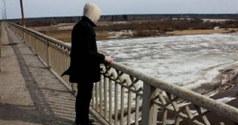 Семейде көпірден секірмек болған азаматты қала тұрғыны аман алып қалды