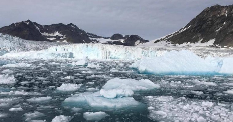 格陵兰岛冰川一天融化120亿吨 创高温纪录