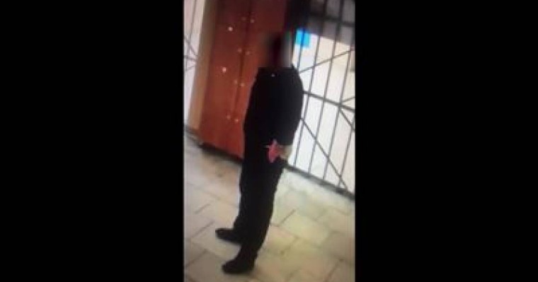 Семейде мас полицей дәрігерді соққыға жықты