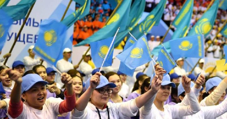 总统称赞哈萨克斯坦青年--有知识、有思想、热爱祖国