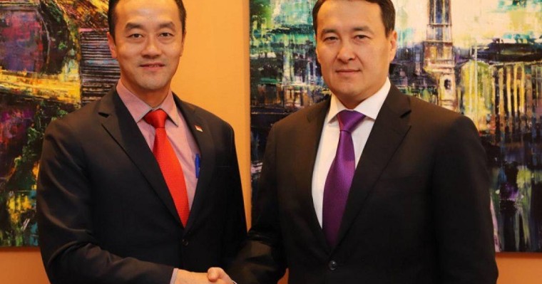 第一副总理斯玛伊洛夫会见新加坡贸工部国务大臣许宝琨