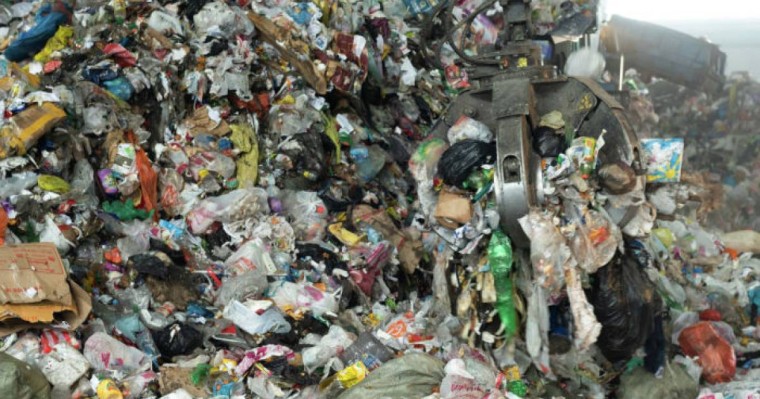 Жас отбасы 6 миллион теңге ақша салынған пакетті байқаусызда қоқысқа тастаған