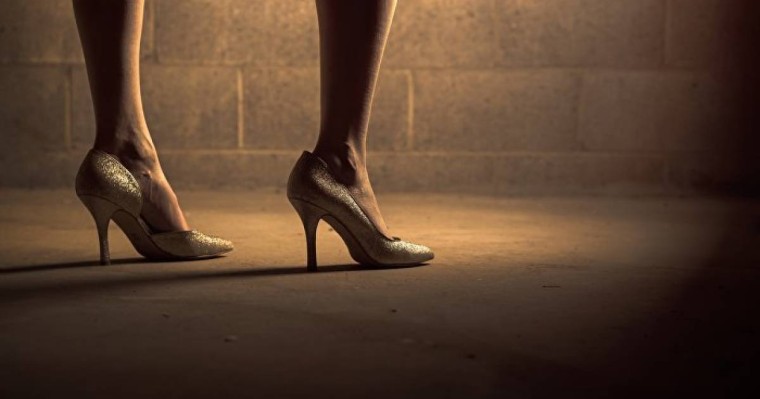 40 жастағы ер адам көшеде қызды зорлап тастады