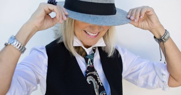 ​Ер адам болып киініп, қоқан-лоққы көрсеткен бойжеткен түрмеге жабылды