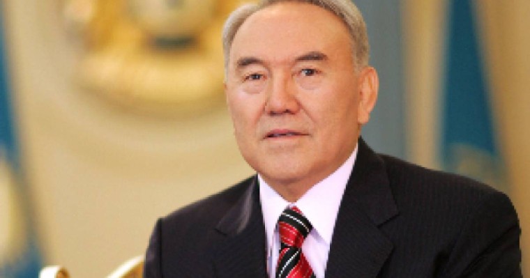 参议院向首任总统颁授"名誉参议员"徽章及证书